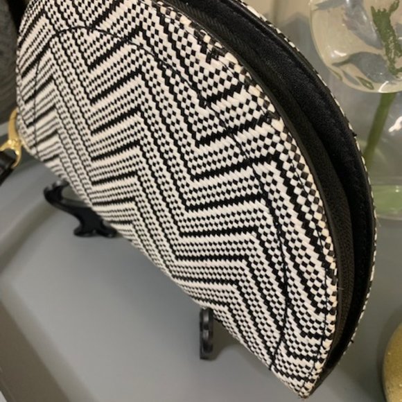 Black & White Chevron Pattern Wristlet - Picture 2 of 6